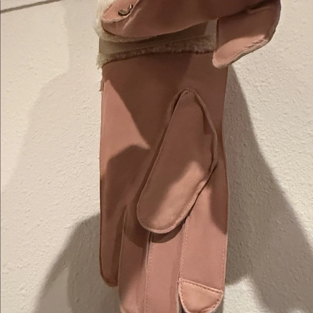 Koolaburra Blush Gloves with Fleece Trim